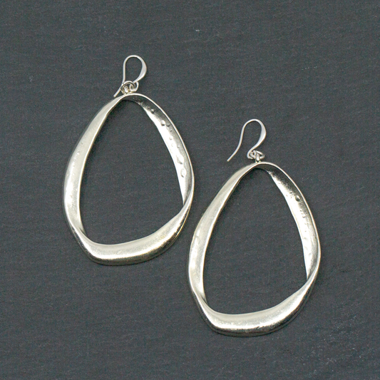 Suzie Blue Canada - Single Twisted Oval Earrings In Silver Plate