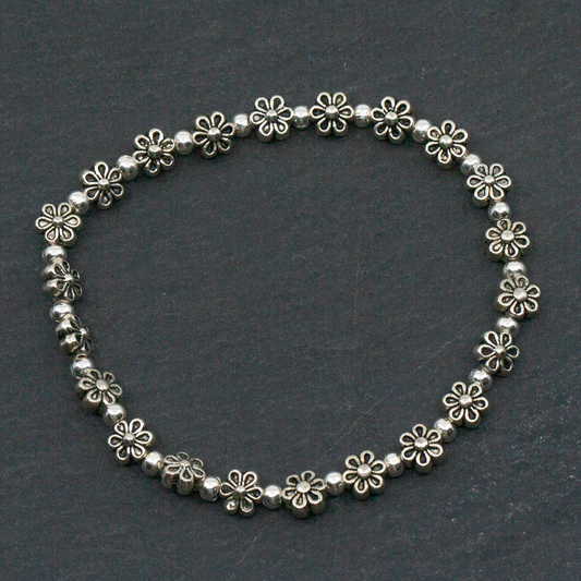 Suzie Blue Canada - Elasticated Flower Bracelet In Silver Plate